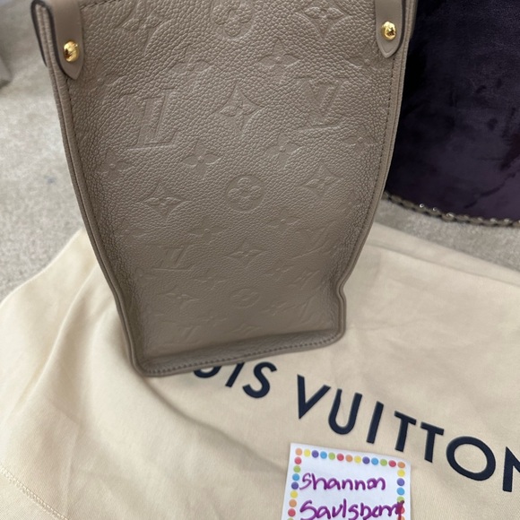 ⭐️Like New ⭐️ Louis Vuitton OnTheGo MM - Picture 10 of 16